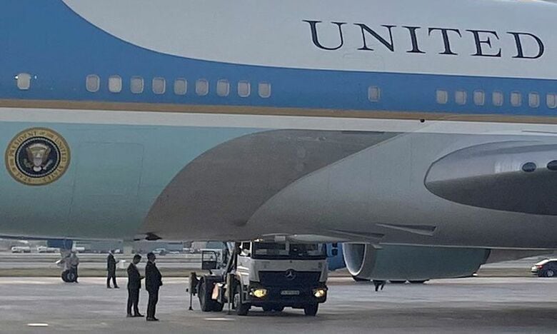米大統領専用機エアフォースワン。７月８日、トルコのアンカラにあるエセンボーア空港で撮影（２０２６年　ロイター/ABC-TV/Pool）