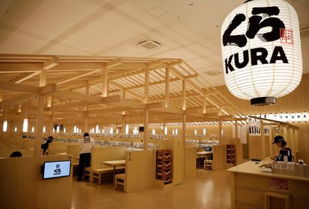 　２月１８日、くら寿司は、４月３０日を基準日に５月１日付で１対２の株式分割を実施すると発表した。写真は２０２０年１月、都内の店舗で撮影（２０２６年　ロイター/Kim Kyung-Hoon）