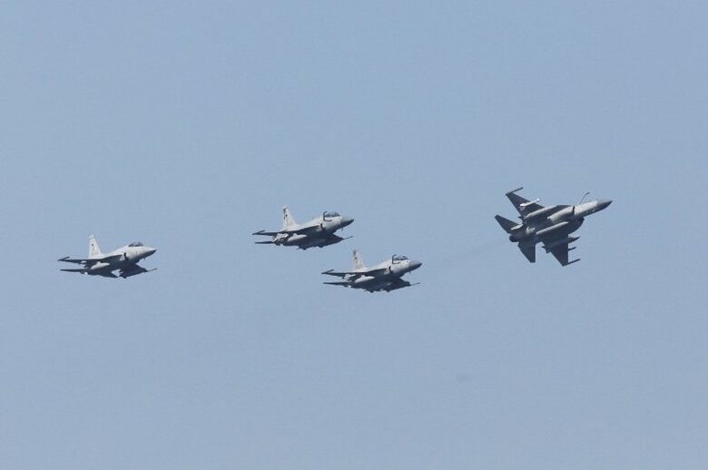 パキスタンのカラチ近郊で、パキスタン海軍の多国籍演習中に、同国空軍の戦闘機が飛行する様子。2023年2月13日撮影。REUTERS/Akhtar Soomro