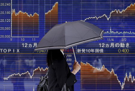 　５月２７日、前場の日経平均は９日ぶりに反落。ドルが１２３円台前半まで上昇し、自動車・電機株の一角は堅調に推移したものの、内需株は利益確定売りが優勢となった。都内で２０日撮影（２０１５年　ロイター／Yuya Shino）