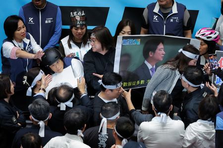 　５月２１日、台湾の立法院（国会）で、野党が推し進める立法院改革法案を巡り、与野党の立法委員（国会議員）が怒鳴り合い、もみ合いになった（２０２４年　ロイター/Ann Wang）