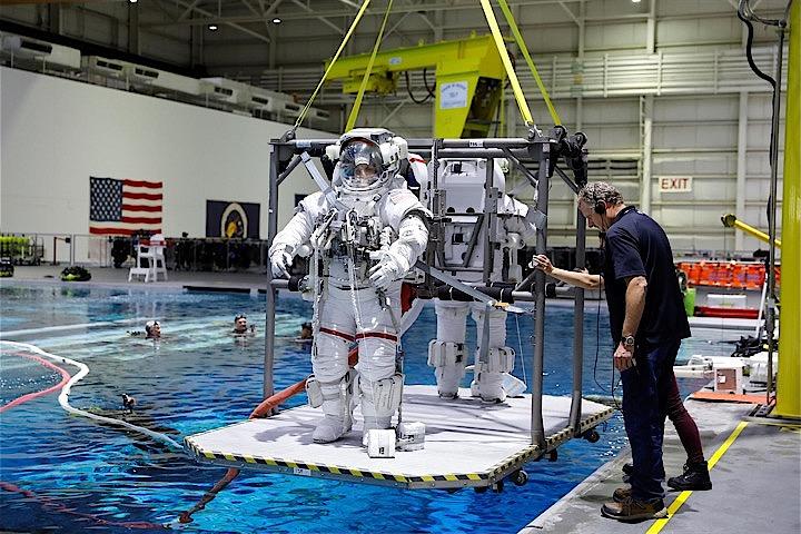 米テキサス州ヒューストンのジョンソン宇宙センターに集められた経験豊富な宇宙飛行士とパイロット。米ボーイングが開発中の宇宙船「スターライナー」を使った国際宇宙ステーション（ISS）への有人飛行に向け、訓練を行っている。写真は7月に行われた水中訓練の様子（2019年　ロイター/Mike Blake）