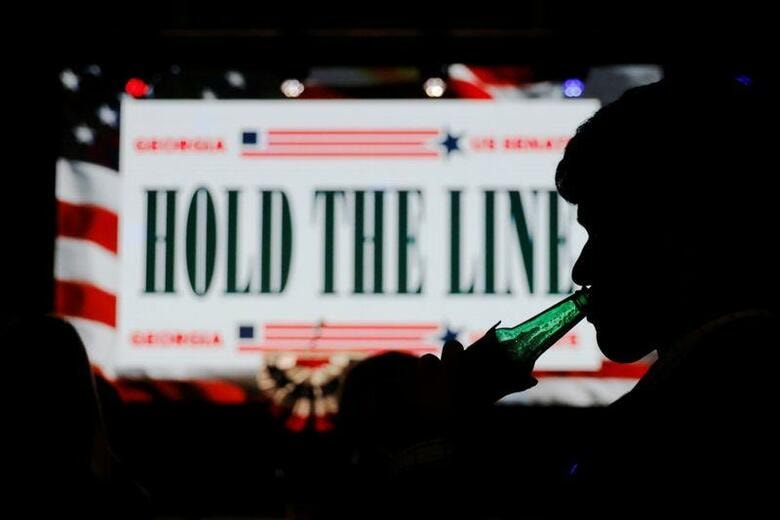 米南部ジョージア州で５日、連邦議会上院の勢力図を決める２議席を巡って決戦投票が行われ、開票速報によると大接戦になっている。写真は、上院選をテーマにしたアトランタ市のイベント会場で2021年1月5日に撮影。（2021年　ロイター／Brian Snyder）