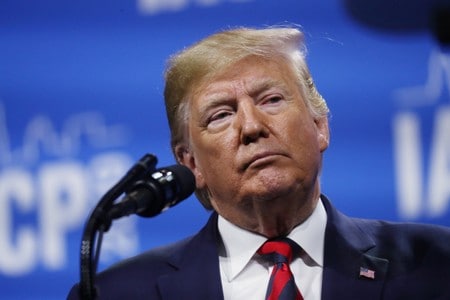 トランプ米大統領は３１日、連邦準備理事会（ＦＲＢ）に利下げ継続を要求するとともに、ＦＲＢの政策が米国の競争力を阻害していると批判した。シカゴで２８日撮影（２０１９年　ロイター/Leah Millis）