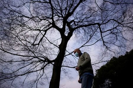 　３月１２日、中国政府で疫学者として専門家チームを率いる鐘南山氏は、新型コロナウイルスの「パンデミック（世界的な大流行）」は６月までに終息する公算が大きいとの見解を示した。写真は１０日、上海の公園でジョギングをする男性（２０２０年　ロイター/Aly Song）