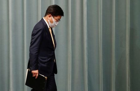 　１２月２２日　加藤勝信官房長官は午前の会見で、新型コロナウイルスの変異種が英国などで広がっていることについて、日本での水際対策を強化する考えを明らかにした。写真は９月１６日、東京の首相官邸で撮影（２０２０年　ロイター/Kim Kyung-Hoon）