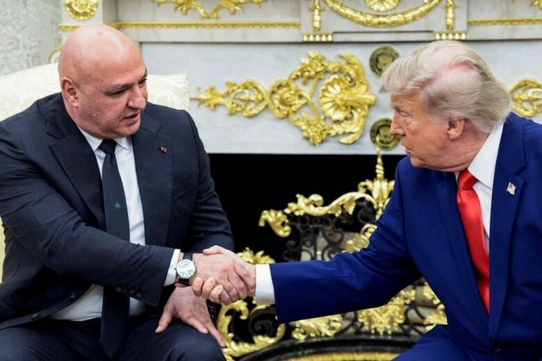 トランプ米大統領（右）とレバノンのアウン大統領。２１日、ホワイトハウスで撮影。 REUTERS/Evelyn Hockstein