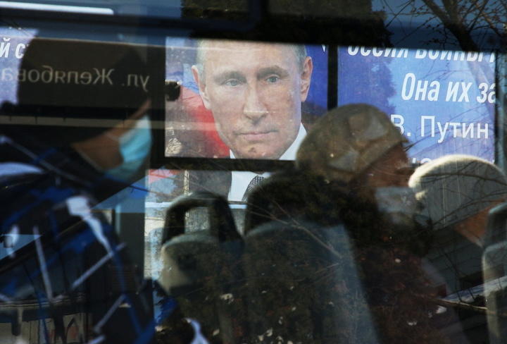 プーチン大統領は戦時統制を強化し、情報網の遮断を進めているが......REUTERS/Alexey Pavlishak