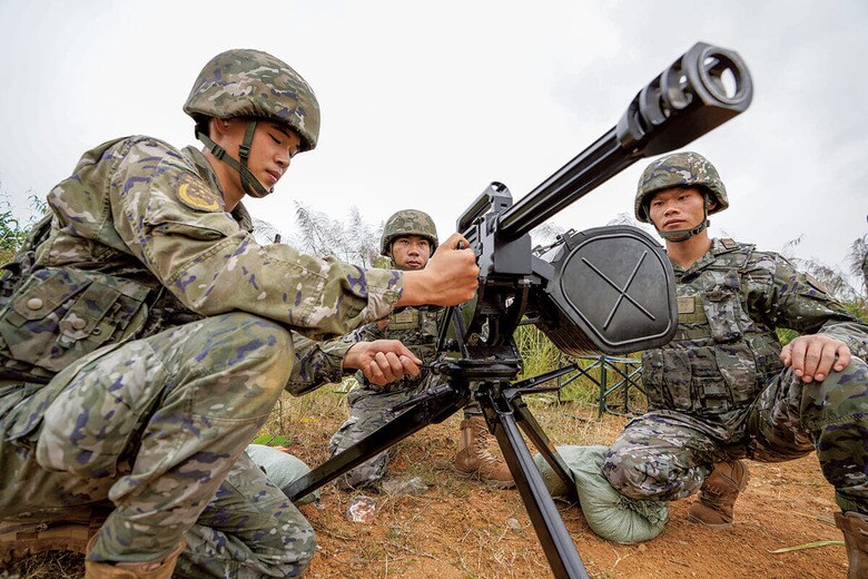 中国は台湾への軍事作戦に踏み切るのか（貴州省での射撃訓練）　COSTFOTOｰNURPHOTOｰREUTERS