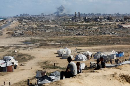 　１０月８日、イスラエルとイスラム組織ハマスはトランプ米大統領のパレスチナ自治区ガザ和平計画の第１段階となる停戦と人質解放で合意した。主なポイントを以下にまとめた。写真は５日、ガザ中部で撮影（２０２５年　ロイター/Mahmoud Issa）