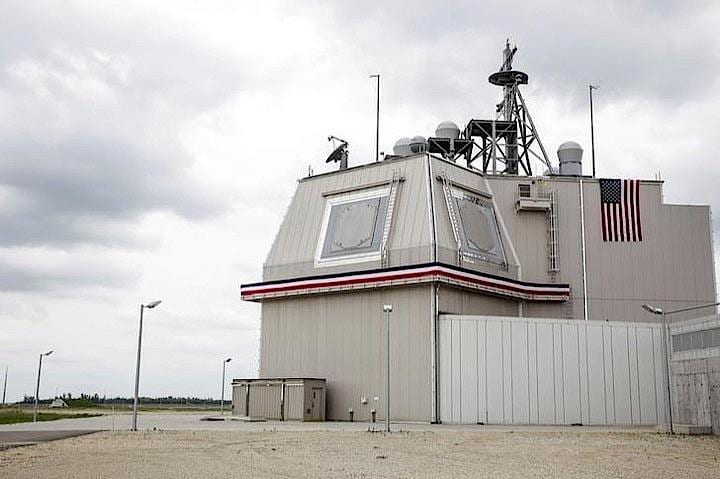 防衛省は24日、配備停止を決めた迎撃ミサイルシステム「イージス・アショア」の代替措置について、艦船など洋上の移動式プラットフォームにレーダーや発射装置を置く案をまとめ、自民党に提示する。写真はルーマニアのデベセル米空軍基地の同システム。2016年5月撮影。提供写真(2018年　ロイター/Inquam Photos/Adel Al-Haddad/via REUTERS)