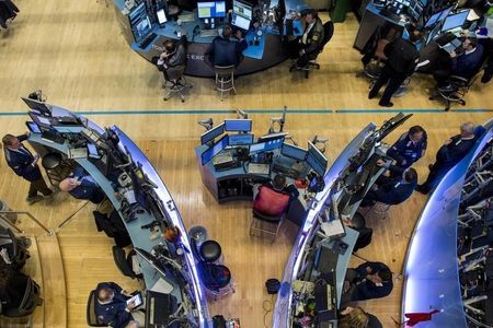 １１月１２日、米国株式市場は続落。ダウ平均が２５４ドル安となるなど、全般的に約１カ月ぶりの大幅な値下がりとなった。ニューヨーク証券取引所で６日撮影（２０１５年　ロイター/Brendan McDermid）