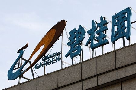 　９月１２日、中国不動産開発大手の碧桂園（カントリー・ガーデン）がオンショア債６本の返済を３年間延長することについて債権者から承認を得たと、事情に詳しい関係筋２人が明らかにした。写真は同社のロゴ。天津で８月撮影（２０２３年　ロイター／Tingshu Wang）