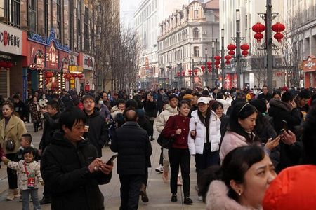 先祖を供養する中国の伝統的な祭日「清明節」に伴う３連休（今年は４─６日）で、国内１人当たりの旅行支出額が４３５元（６０．１４ドル）となり、新型コロナウイルス流行前となる５年前の連休中に記録された額を約１．１％上回ったことが国金証券の調査で分かった。写真は２月の春節に上海で撮影（２０２４年　ロイター／Nicoco Chan）