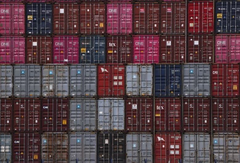 中国広東省深セン市の港に積まれたコンテナ。2025年10月30日撮影。REUTERS/Tingshu Wang