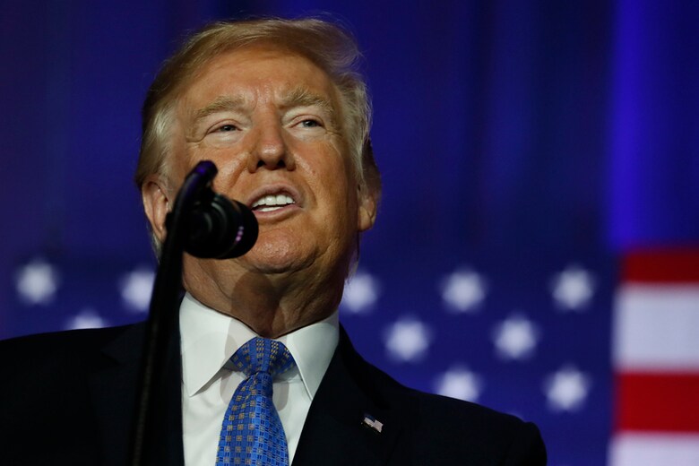 ９月２８日、米ホワイトハウスは、トランプ大統領が発表した税制改革案が低所得層を犠牲にして富裕層を支援する改革だとの批判をかわすのに苦戦している。写真は税制改革について演説する米大統領。インディアナポリスで２７日撮影（２０１７年　ロイター／Jonathan Ernst）