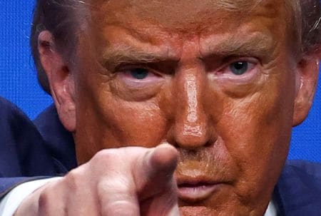 トランプ米大統領は２７日、連邦準備理事会（ＦＲＢ）のパウエル議長に利下げを実施するよう改めて求めた。２５日撮影（２０２５年　ロイター/Yves Herman）