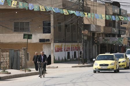 ３月１１日、ルビオ米国務長官は米政府が支援するクルド人勢力主体の民兵組織「シリア民主軍」（ＳＤＦ）がシリア暫定政府に合流することを歓迎すると述べた。シリア北東部カミシュリで撮影（２０２５年　ロイター/Orhan Qereman）