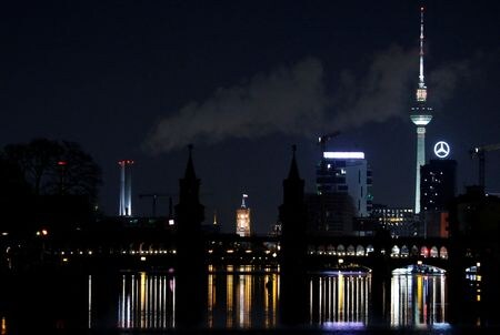 ２月１５日、ドイツ商工会議所（ＤＩＨＫ）は、今年のドイツの経済成長率はマイナス０．５％との見通しを示した。写真はベルリンで２０２０年１２月撮影（２０２４年　ロイター／Michele Tantussi）