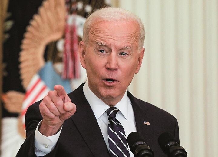 就任後初の記者会見で質問者を指名するバイデン（3月25日）LEAH MILLISーREUTERS