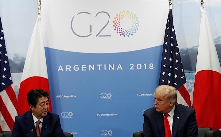 12月4日、政府は米国製の次世代ステルス戦闘機F35を中期的に100機程度購入する方向で検討に入った。写真はブエノスアイレスでのG20に際して会談した安倍首相（左）と、トランプ米大統領（右）。11月撮影（2018年　ロイター／Kevin Lamarque）