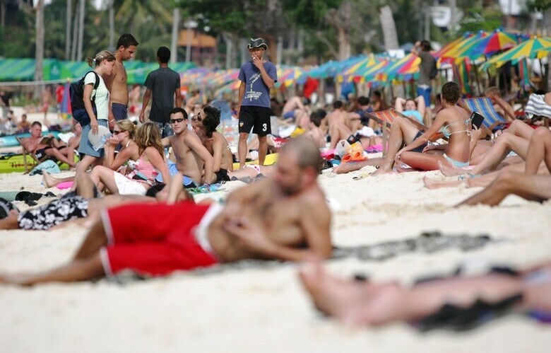 ４月６日、フィリピンの人気観光地ボラカイ島が、同国のドゥテルテ大統領から「下水のたまり場」と呼ばれたことを受け、清掃のため６カ月間閉鎖されることになった。東南アジアのビーチリゾートを訪れる観光客が急増する中、観光地にプレッシャーが高まっていることを示している。写真はタイのピピ島。２００５年１２月撮影（２０１８年　ロイター/Bazuki Muhammad）