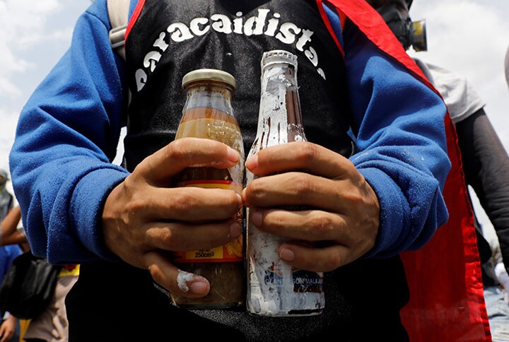 「政府がガスを使うなら俺たちは……」（5月10日、カラカスの反政府デモに「糞爆弾」を持参した市民）　Carlos Garcia Rawlins-REUTERS