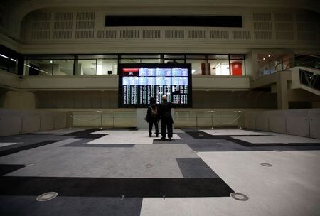 　１月２０日、前場の東京株式市場で、日経平均は前営業日比６０円０３銭高の２万４１０１円２９銭となり、続伸した。写真は東京証券取引所で２０１６年２月撮影（２０２０年　ロイター／Issei Kato）