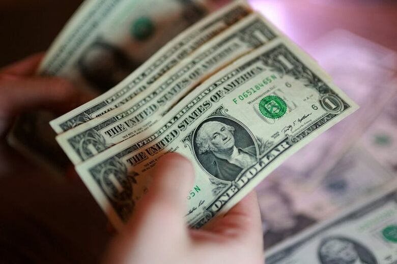 写真は１ドル紙幣。3月24日撮影。REUTERS/Dado Ruvic