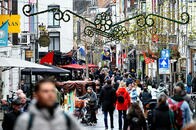 クリスマス決行か中止か、オミクロン株爆発で土壇場の決断を迫られる欧州各国