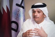 カタール首相、偶然のカメラアングルのせいで「魔法使いのような姿」に...二度見する人が続出