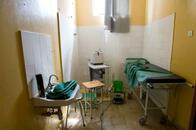 出産後30分でベッドから中学の卒業試験！　エチオピアの21歳の母