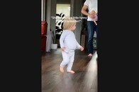 【動画】よちよち歩きの娘の映像、でも「ちょっと変？」母親が感じた異変...下された厳しい診断「胸が張り裂ける」