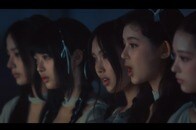 【動画】「ベッドシーン」を見守る未成年アイドルたち...韓国で批判されたNewJeans新曲MV