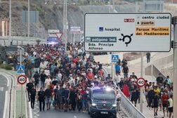 スペイン、移民流入防止へ海上フェンス設置　少なくとも67人死亡