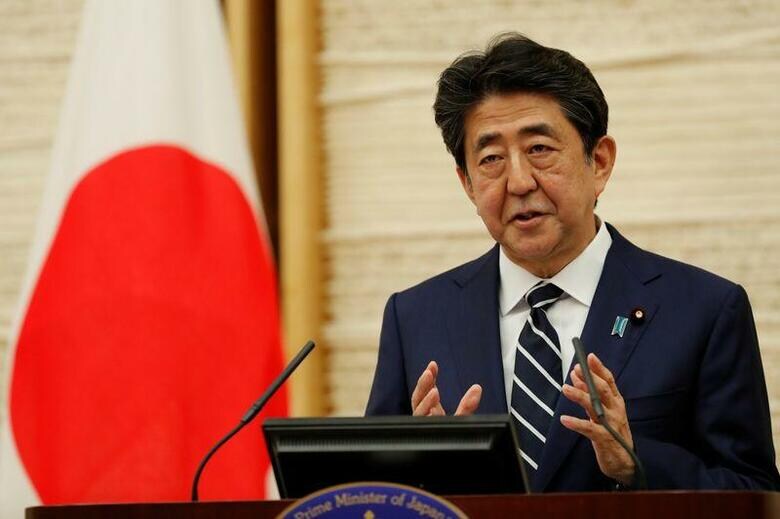 安倍首相は、新型コロナウイルスの流行を1カ月半で収束させることができたとして、全国での緊急事態宣言の解除を決定したと述べた。代表撮影(2020年　ロイター)