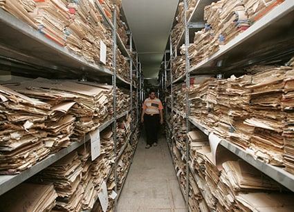 ISISは遺跡を破壊するだけでなく本も燃やす　Mohammed Ameen (IRAQ)-REUTERS