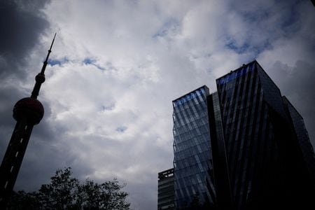　１０月１０日、台湾で対中国政策を担当する大陸委員会は、電子機器受託生産大手の鴻海精密工業の従業員４人が「背任」に相当する疑いで、中国の鄭州で拘束されているとロイターに明らかにした。上海で２０２２年撮影（２０２４年　ロイター/Aly Song）