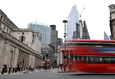 イングランド銀行（英中央銀行）は４日、政策金利を１．２５％から０．５％ポイント引き上げ１．７５％とした。昨年１２月撮影。（２０２２年　ロイター/Toby Melville/File Photo）