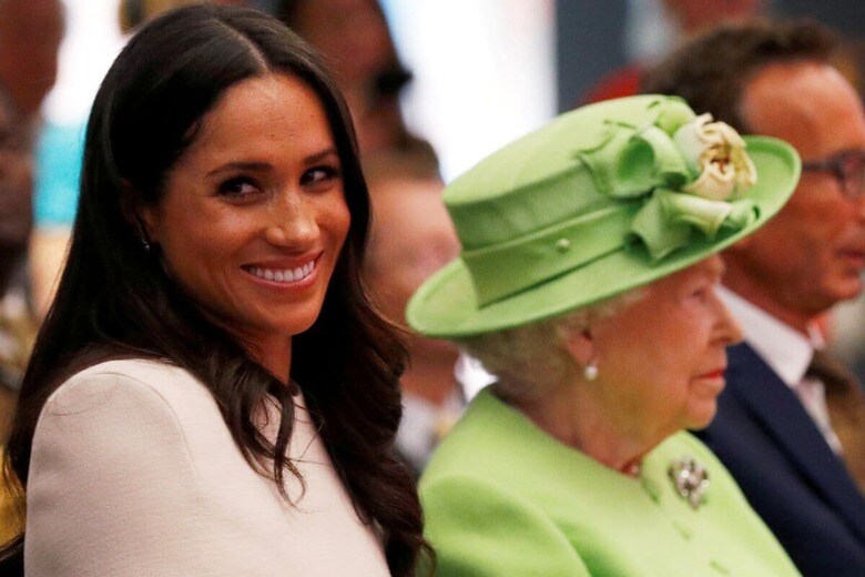 エリザベス女王とメーガン妃（2018年6月）　REUTERS/Phil Noble/Pool