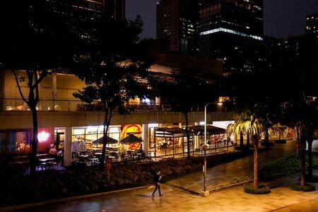 　９月２８日、フィリピンのドゥテルテ大統領は、新型コロナウイルス感染予防のためにマニラ首都圏とその周辺州に敷いた部分的な外出・移動制限措置について、１カ月延長して１０月３１日まで実施すると発表した。写真は人気のないマニラのレストラン。２２日撮影（２０２０年　ロイター/Eloisa Lopez）