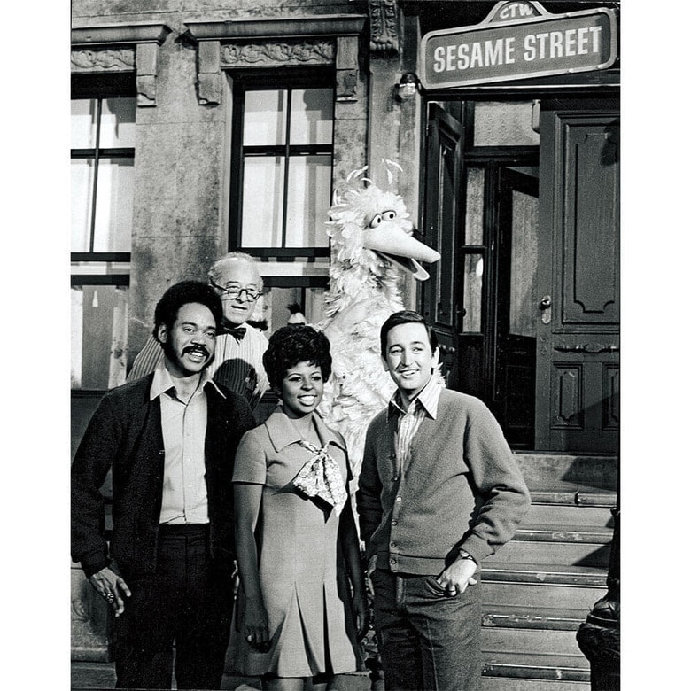 『セサミストリート』の初期の登場人物とビッグバード（1969年頃）　CHILDREN’S TELEVISION WORKSHOPｰHULTON ARCHIVE/GETTY IMAGES