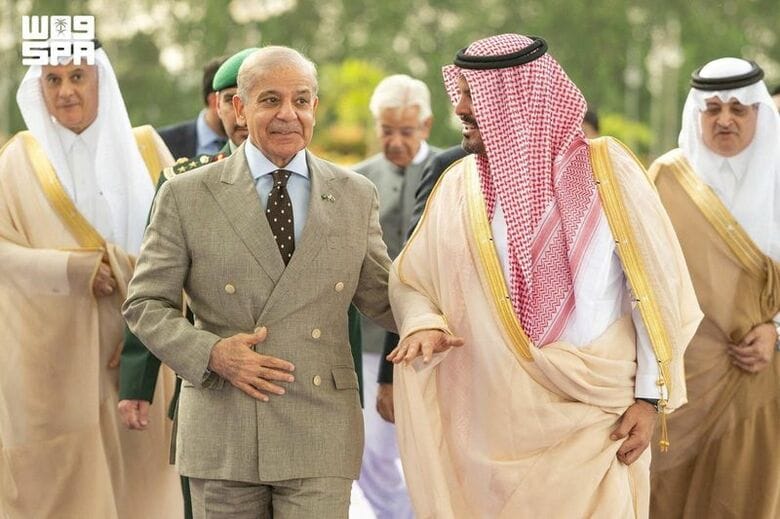 8月6日、サウジ西部ジッダに到着したパキスタンのシャリフ首相。 Saudi Press Agency/Handout via REUTERS