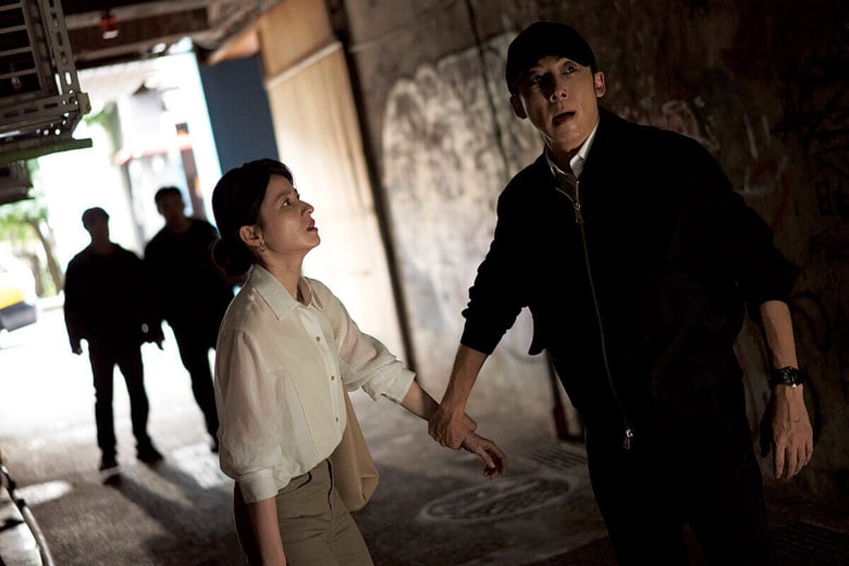 ドラマ『零日攻撃 ZERO DAY ATTACK』高橋一生演じる藤原が連俞涵演じる元恋人の夏を手を引き逃げる