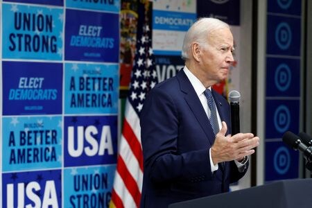 　 １１月８日の米議会中間選挙が迫る中で、バイデン大統領が野党共和党への批判を強めている。写真は１０月２４日、ワシントンの民主党全国委員会本部でスピーチするバイデン氏（２０２２年　ロイター/Evelyn Hockstein）