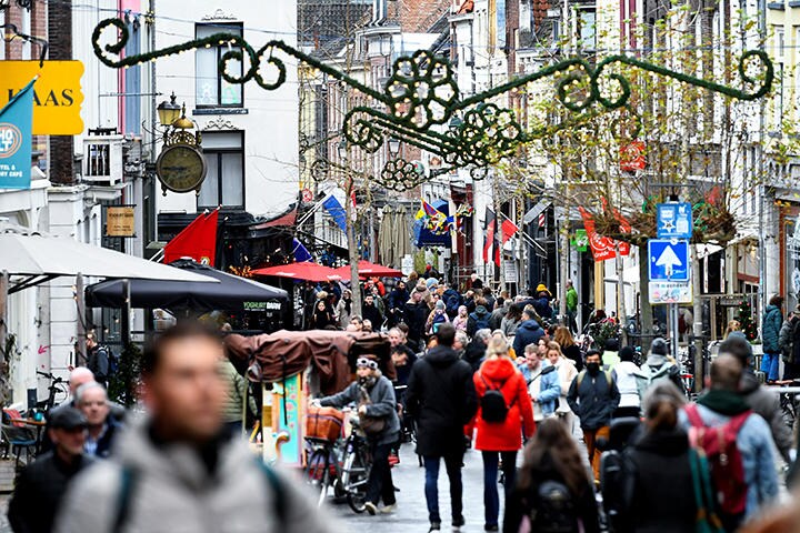オミクロン株が広がるオランダでロックダウン前日に駆け込みで買い物をする人々（12月18日、ナイメヘン）　Piroschka van de Wouw-REUTERS
