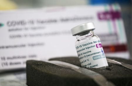 欧州医薬品庁（ＥＭＡ）は１６日、アストラゼネカ製の新型コロナウイルスワクチン接種後に血栓ができるなどの副作用が疑われる事例が報告されているものの、ワクチンの「効果は引き続きリスクを上回る」との認識を示した（２０２１年　ロイター／Irakli Gedenidze）
