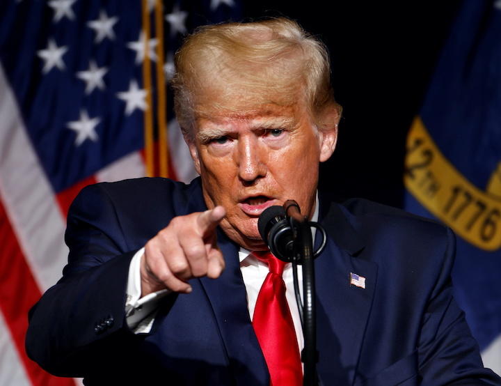 6月5日、ノースカロライナ州で開かれた共和党集会で演説するトランプ前大統領　REUTERS/Jonathan Drake