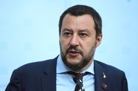 　７月３０日、イタリアのサルビーニ内相（写真）は英サンデー・タイムズ紙とのインタビューで、英国の欧州連合（ＥＵ）離脱交渉について、ＥＵ側に誠意がみられず、離脱を断念するよう英側をだまそうとしていると批判した。インスブルックで１２日撮影（２０１８年　ロイター／Lisi Niesner）