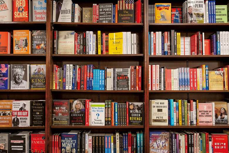 どの一冊にも必ず背後に人間がいる（と信じたい）　BLUESTORK/SHUTTERSTOCK